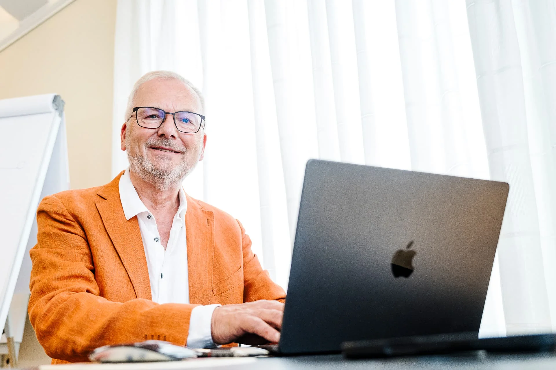 Leen Bokhorst aan het werk in zijn praktijk