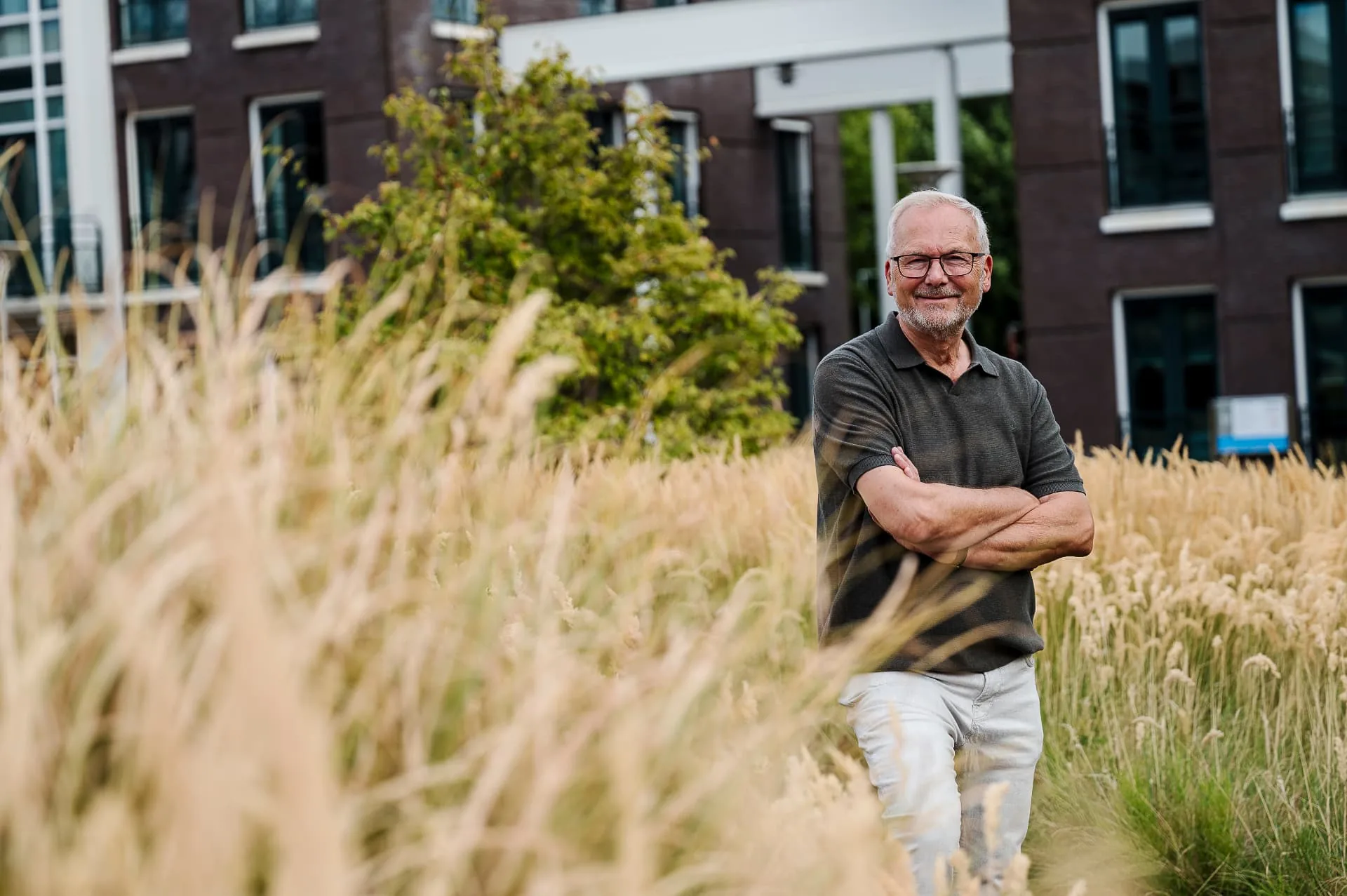 Leen Bokhorst buiten tussen het hoge gras