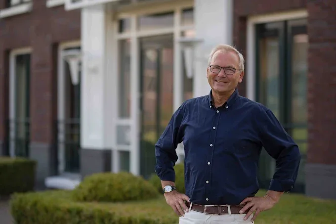 Leen Bokhorst bij zijn praktijk in Zoetermeer