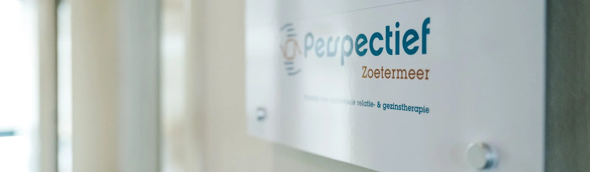 Gevelbord van Praktijk Perspectief Zoetermeer met de tekst relatie- en gezinstherapie