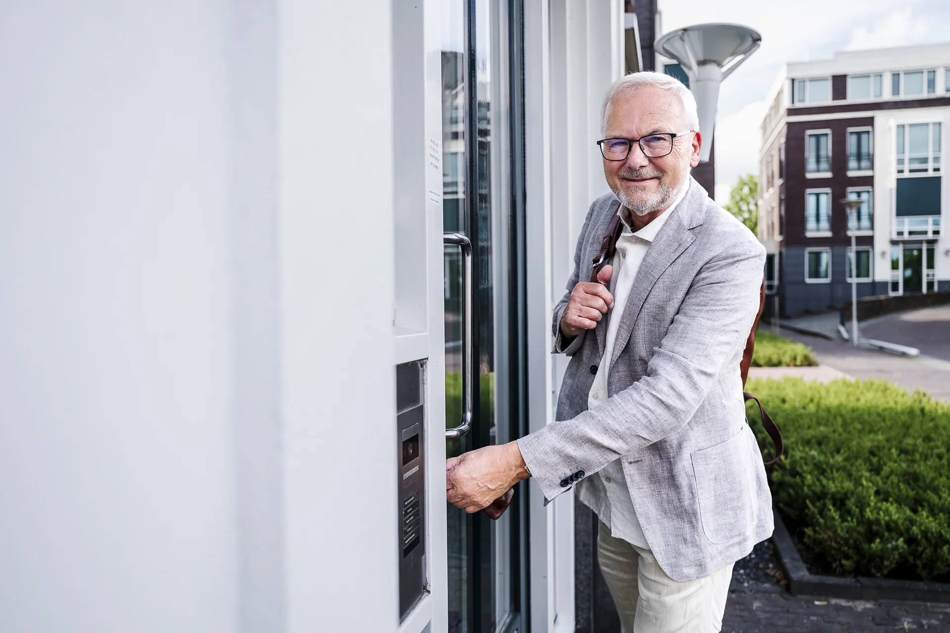 Leen Bokhorst bij zijn praktijk in Zoetermeer